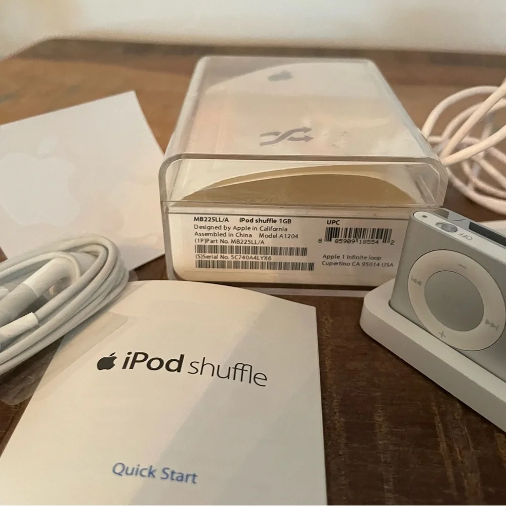 IPOD SHUFFLE 2nd Generation Silver! New! Never used! Collector Item!